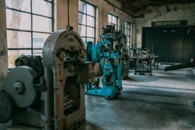 Production industrielle : le manufacturier rebondit de 0,3 % en août, l&rsquo;industrie recule encore